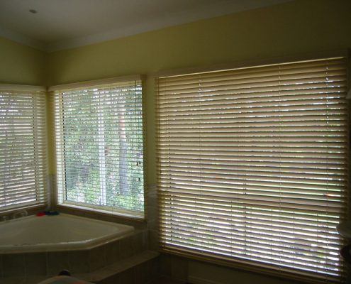 Blinds keeping the sun out of a room | Featured Image for the Timber Venetian Blinds page of U Blinds Australia.